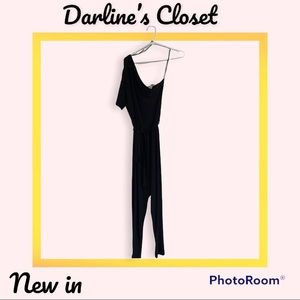 Black one sleeve off shoulders jumpsuit.